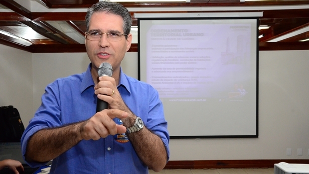 Francisco Jr. durante reunião sobre ordenamento urbana | Foto: Raniery Nogueira