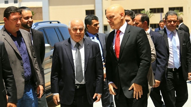 Acompanhado de deputados e do ministro da Justiça, Helio de Sousa chega ao Hugol | Foto: Wildes Barbosa