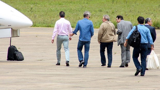 Eike Batista e Lula, com outras pessoas, se dirigem a jatinho: ex-presidente diz que teve pouca relação com o empresário que foi altamente beneficiado nos esquemas do BNDES