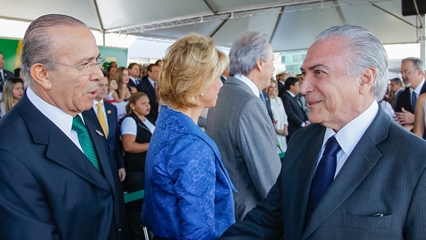 Presidente Michel Temer cumprimenta o ministro Eliseu Padilha | Foto: Beto Barata/PR