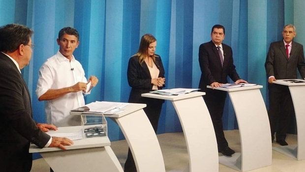 Candidatos no debate da TV Anhanguera 