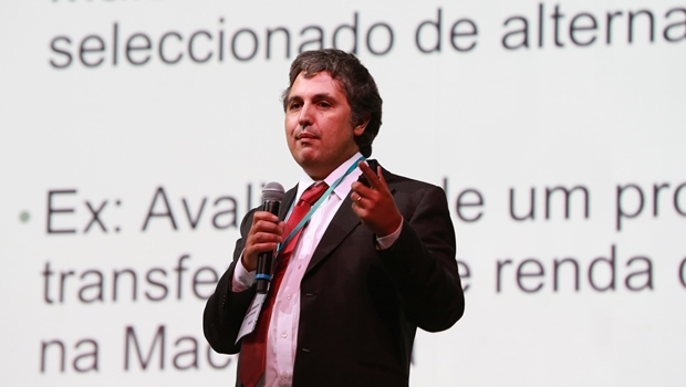 Pedro Carneiro, economista e pesquisador português, ministrou palestra durante seminário de gestão em educação em São Paulo | Foto: Divulgação / Instituto Unibanco