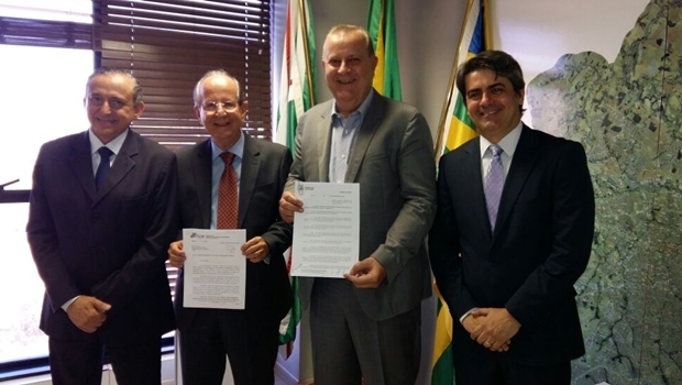 Presidente da Câmara Municipal, Anselmo Pereira (PSDB), presidente do TCM-GO, Honor Cruvinel, prefeito de Goiânia, Paulo Garcia (PT) e procurador-geral do MP, Lauro Machado | Foto: Divulgação