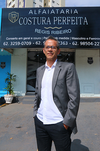 Com foco na costura de alto padrão, Reginaldo Ribeiro buscou ajuda para mudar a identidade visual da alfaiataria | Foto: Fernando Leite/Jornal Opção