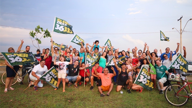 Apoiadores festejam o fim da campanha após carreata que teve o candidato conduzindo uma “bike de som” | Fernando Leite/Jornal Opção