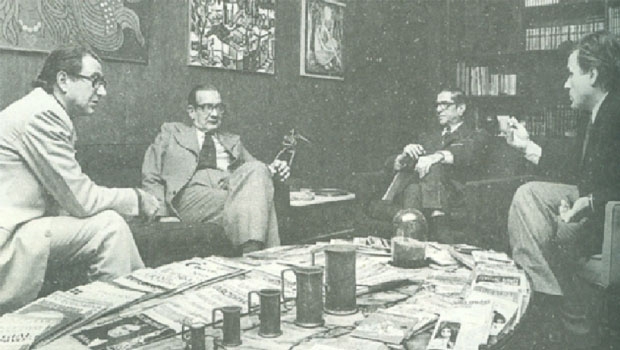 Roberto Civita e Mino Carta: o segundo diz que o primeiro entregou sua cabeça para o governo militar, mas é contestado e apontado como insubordinado e não cumpridor de acordos. Na foto, da esquerda para a direita, aparecem Roberto Civita, o banqueiro Olavo Setúbal, Victor Civita e Mino Carta