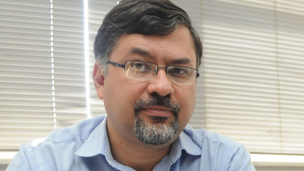 Professor Arnaldo Bastos: “Não podemos ficar  numa postura imobilista, nem ficar muito preocupados com questões corporativas”