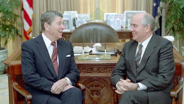 Ronald Reagan e Mikhail Gorbachev: juntos, mas não de modo inteiramente planejado, os dois políticos, um americano e o outro russo (se davam bem), demoliram o comunismo na União Soviética e no Leste Europeu 
