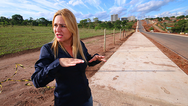 Nas obras da Avenida São João, secretária explica trabalho realizado para unir mais áreas nos projetos | Foto: Fernando Leite / Jornal Opção