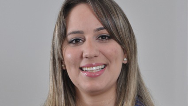 A analista Larissa Ribeiro destaca que a inclusão dos produtores de cachaça no Simples Nacional reduz a informalidade e torna o mercado mais competitivo | Foto: Divulgação/Sebrae