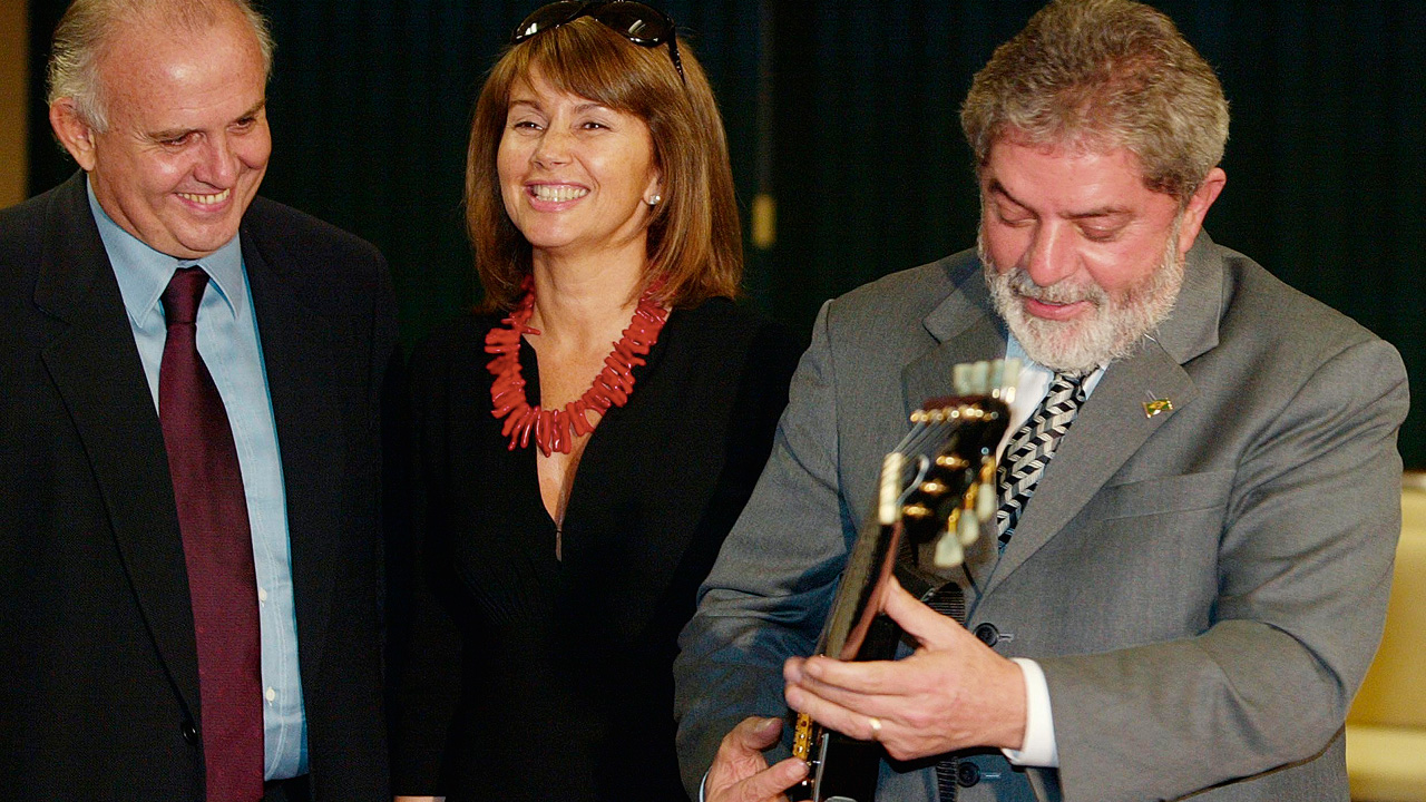 Pedro Grendene e Lula da Silva e a guitarra de um músico