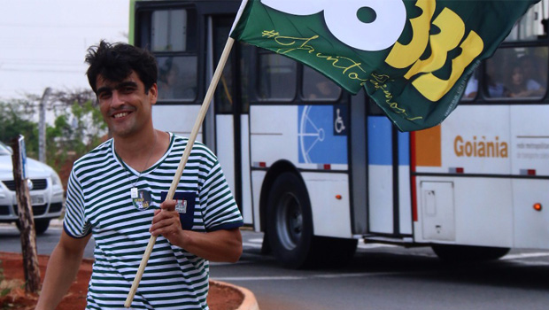Camiseta, calça jeans, tênis e bandeira na mão, em busca de simplificar a política — e o político | Fernando Leite/Jornal Opção