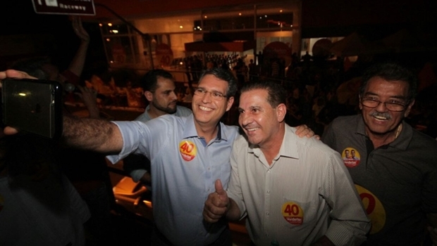 Vanderlan e ex-candidato Francisco Jr. durante adesivaço | Divulgação