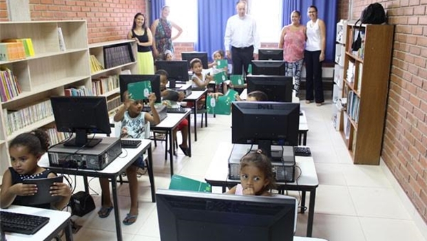 Crianças recebem computadores da Unimed | Foto: divulgação 