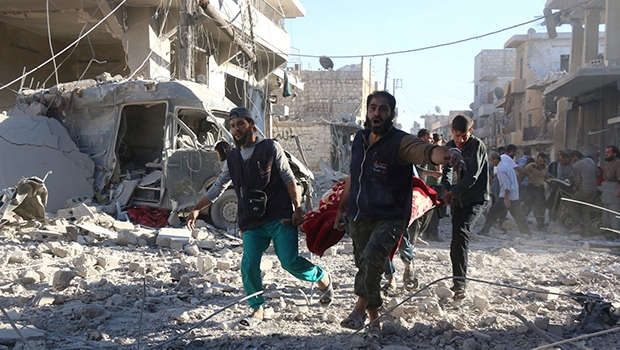 Civis resgatam vítimas de um bombardeamento em Alepo | Foto: George Ourfalian/ AFP