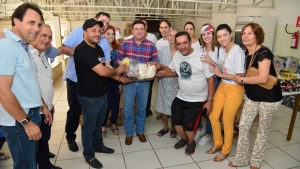 Brinquedos e alimentos foram distribuídos neste Dia das Crianças | Foto: Jhonney Macena