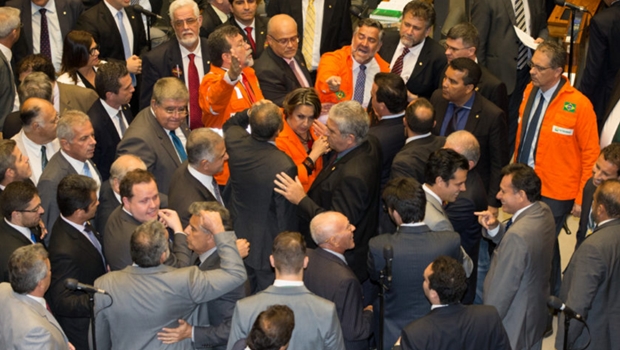 Votações de requerimentos que desobriga a Petrobras a participar de todos os consórcios de exploração dos campos do pré-sal. Deputado Laerte Bessa (PR-DF) discute com deputado Paulo Pimenta (PT-RS) durante a discussão de requerimentos | Foto: Lula Marques/ AGPT 