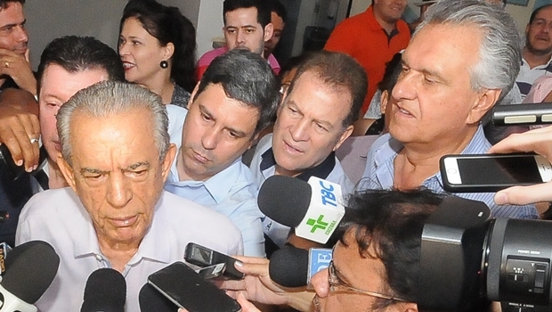 Iris Rezende durante coletiva, após votação no Marista; acompanhado do vice, Major Araújo e o senador Ronaldo Caiado | Foto: Paulo José