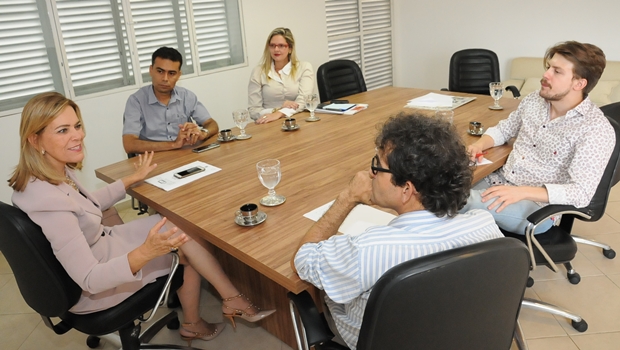 Secretária Lêda Borges durante visita ao Jornal Opção | Foto: Valdir Araújo/ Secretaria Cidadã