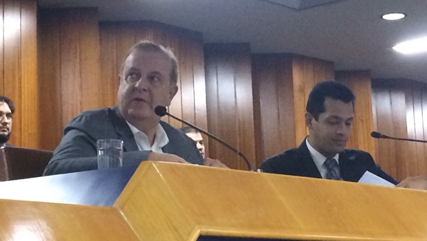 Prefeito Paulo Garcia durante prestação de contas na Câmara