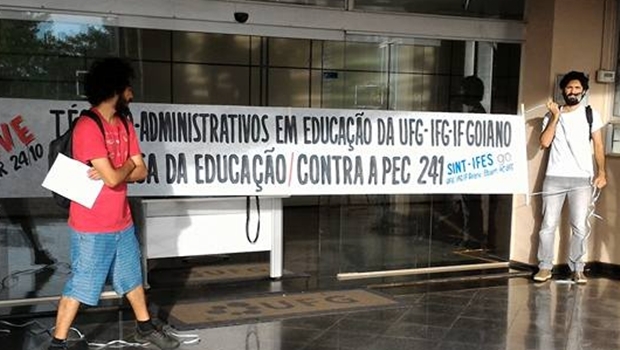 Manifestantes bloquearam a entrada da reitoria da UFG na manhã desta terça-feira (25/10) | Foto: Divulgação/Facebook