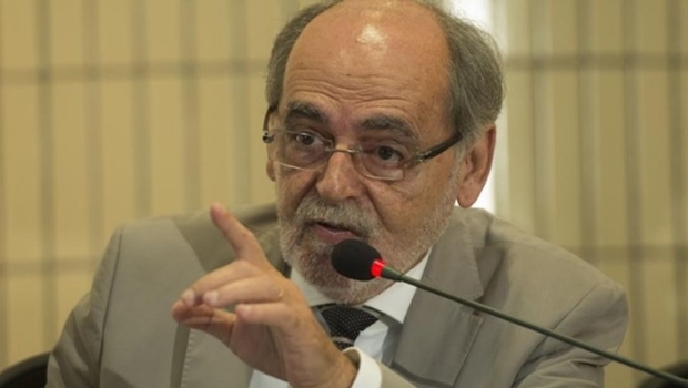 Para o presidente do CFM, Carlos Vital, não se pode dar o diploma e liberar o exercício da profissão a alguém com conhecimento insuficiente