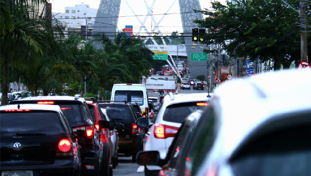 Resolução da questão de mobilidade urbana passa pela prioridade ao transporte coletivo em detrimento do individual | Foto: Fernando Leite/Jornal Opção