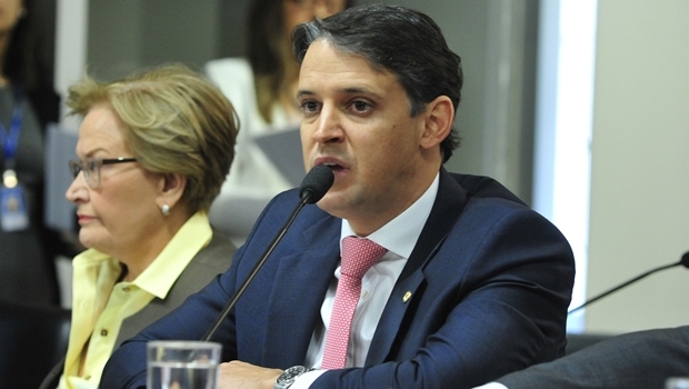 Deputado federal Thiago Peixoto (PSD) na comissão desta terça-feira | Foto: Luis Macedo