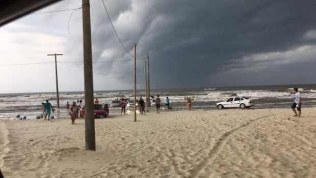 A Defesa Civil de Santa Catarina confirmou o fenômeno de tsunami meteorológico no município de Tubarão. Diversos carros foram parar dentro do mar | Imagem de divulgação/Defesa Civil de Santa Catarina