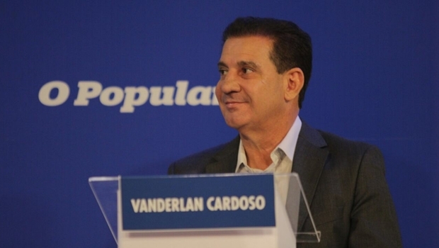Vanderlan Cardoso responde perguntas de jornalistas depois que Iris Rezende cancelou participação em debate | Foto: Divulgação Assessoria
