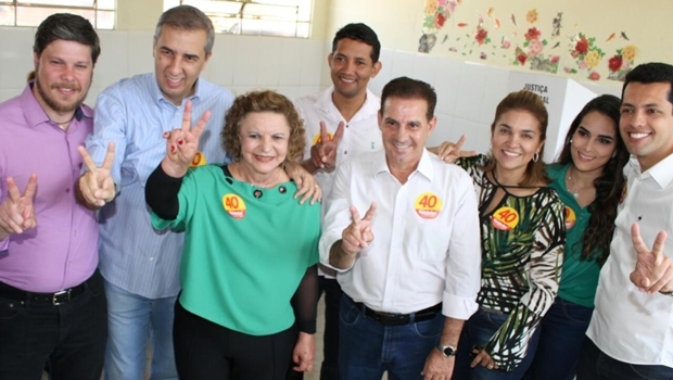 Presidente do PSDB Goiânia, Rafael Lousa; vice-governador José Eliton; senadora Lúcia Vânia; presidente do PPS Goiânia, Darlan Bráz; Vanderlan Cardoso; a esposa, Izaura; o vice Thiago Albernaz e a noiva, Raísa Martins