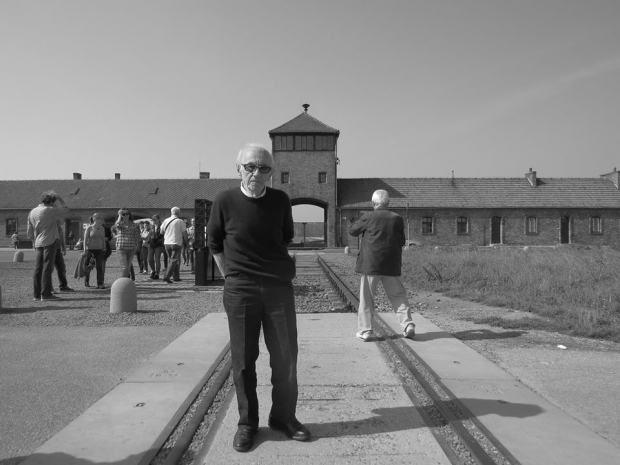Andor Stern, sobrevivente de Auschwitz e de vários campos de concentração: “Em paz não estou porque não dá. A injustiça é latente. Mas aprendi que, enquanto houver vida, há esperança”. A fotografia mostra sua volta ao campo de extermínio