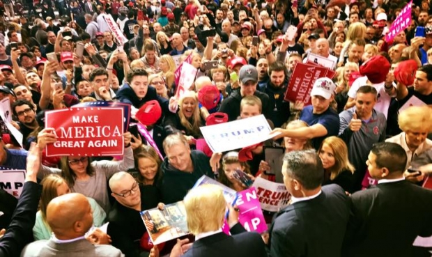 Trump dá autógrafos em um de seus comícios | Foto: reprodução