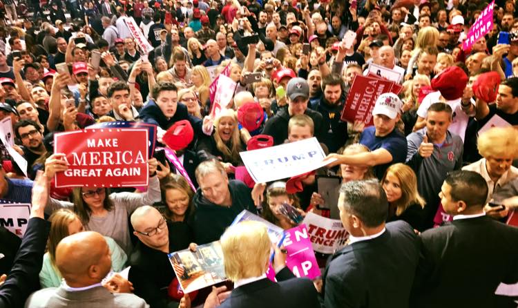 Trump dá autógrafos em um de seus comícios | Foto: reprodução 