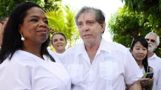 João de Deus com a apresentadora de televisão Ophah Winfrey, em Abadiânia: a americana diz que sentiu-se mais tranquila ao participar de uma corrente organizada pelo médium. Ela o consagrou internacionalmente 