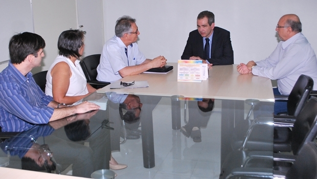Em reunião, secretário anunciou a complementação do valor pago nas diárias de UTI da instituição | Foto: Divulgação