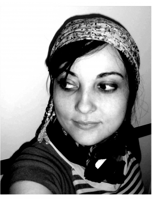 Livro de Lisa Alves reproduz seu título: protege, poeticamente, o que está em seus domínios e enfrenta o que está fora