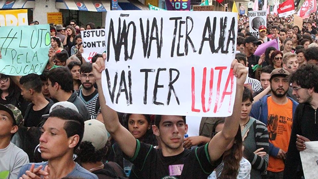 A cena se tornou comum, mas lutar pela educação paralisando aulas não devia ser considerado contraditório?