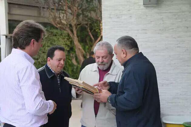 Joesley Batista (de costas) com o ex-presidente Lula da Silva, na porta do Instituto Lula, em São Paulo