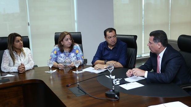 Prefeito Hildo do Candango durante reunião com governador 