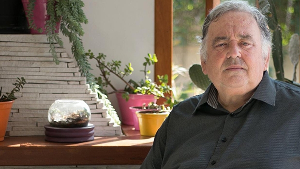 Nei Duclós, poeta vivo e produtivo, mostra porque sua obra veio para ficar: “Outubro” completa quatro décadas, mas permanece com muita energia poética | Foto: Naná Monteiro
