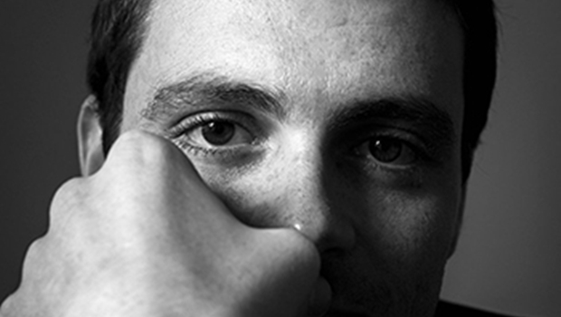 Carioca, o escritor Victor Heringer cresceu no Chile e, logo com o romance de estreia, venceu o Prêmio Jabuti, em 2013 | Foto: Divulgação