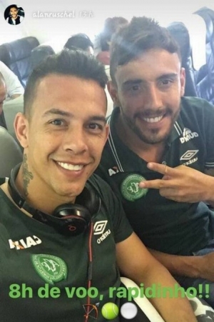 Alan Ruschel psotou foto nas redes sociais com o goleiro Danillo momentos antes de embarcarem para a Colômbia. Os dois atletas estão entre os sobreviventes | Foto: Reprodução