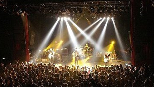 Tradicional casa de espetáculos parisiense foi alvo de ataque terrorista em 2015 | Foto: Reprodução / Facebook