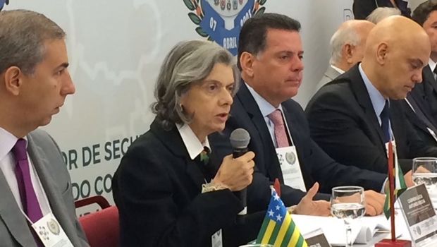 Ministra Cármen Lúcia discursa durante evento
