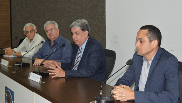 Coordenador da Câmara Especializada de Engenharia, João Batista Tibiriça, conselheiro do Crea-GO, Ricardo Veiga, presidente do Crea-GO, Francisco Almeida