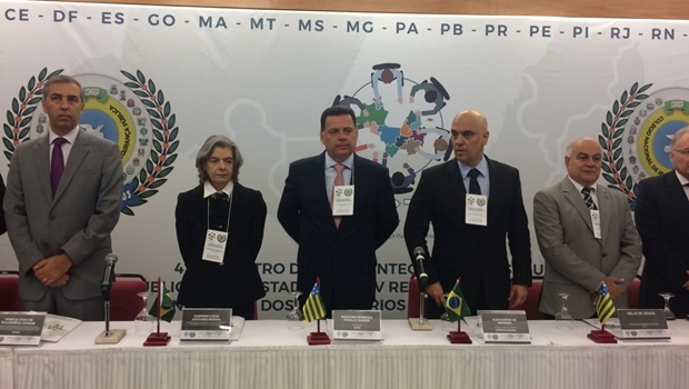 Vice-governador José Eliton, presidente Cármen Lúcia, governador Marconi, ministro Alexandre Morais e presidente da Assembleia, Hélio de Sousa | Foto: Larissa Quixabeira 