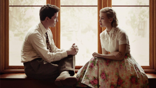 Os atores Logan Lerman e Sarah Gadon fazem os personagens Marcus Messner e Olivia Hutton no filme “Indignação”, do diretor James Schamus, que faz uma crítica ácida do moralismo norte-americano