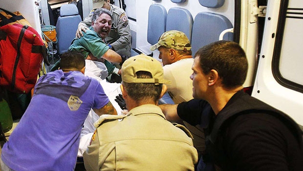 Anthony Garotinho esperneando e bracejando na maca: “Não quero ir pra Bangu, os traficantes vão me matar” | Foto: Reprodução