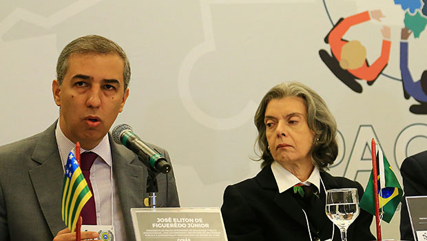 Secretário de Segurança de Goiás, José Eliton: “Não adianta mais veículos novos. São necessárias mudanças estruturais”. Presidente do STF, ministra Cármen Lúcia: “Sem estabelecer a verdade das coisas, não há como resolver”